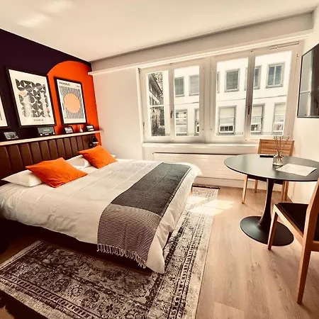 Cozy Unit 11 In Center Of *