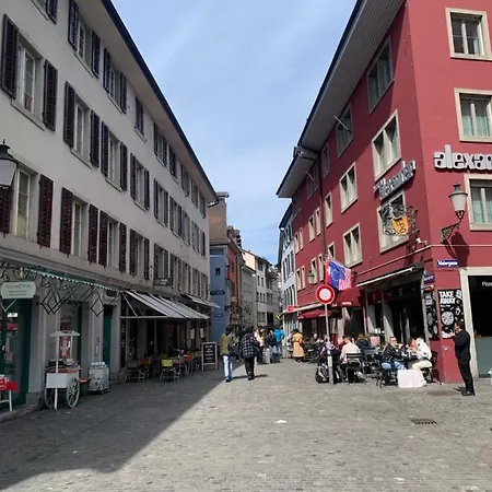 Cozy Unit 11 In Center Of *