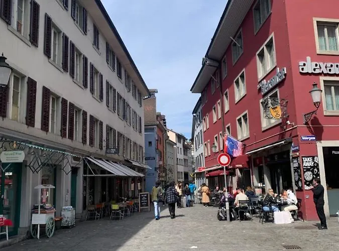 Cozy Unit 11 In Center Of *